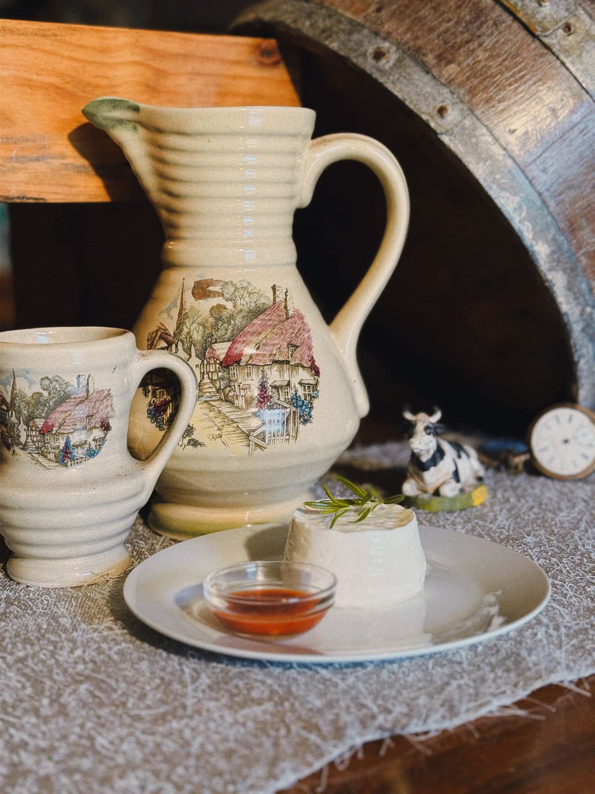 Queijo fresco tradicional em três tamanhos diferentes com pôr do sol ao fundo